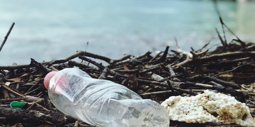 garrafa plástica na praia